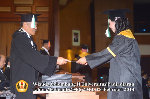 wisuda-unpad-gel-ii-ta-2013_2014-fakultas-pertanian-oleh-dekan-048