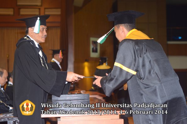 wisuda-unpad-gel-ii-ta-2013_2014-fakultas-pertanian-oleh-dekan-050