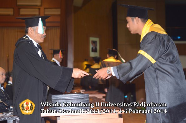 wisuda-unpad-gel-ii-ta-2013_2014-fakultas-pertanian-oleh-dekan-051