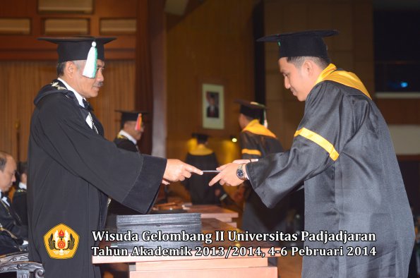 wisuda-unpad-gel-ii-ta-2013_2014-fakultas-pertanian-oleh-dekan-052