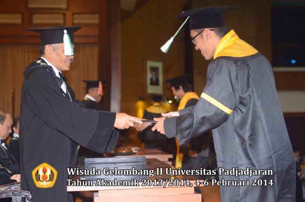 wisuda-unpad-gel-ii-ta-2013_2014-fakultas-pertanian-oleh-dekan-054