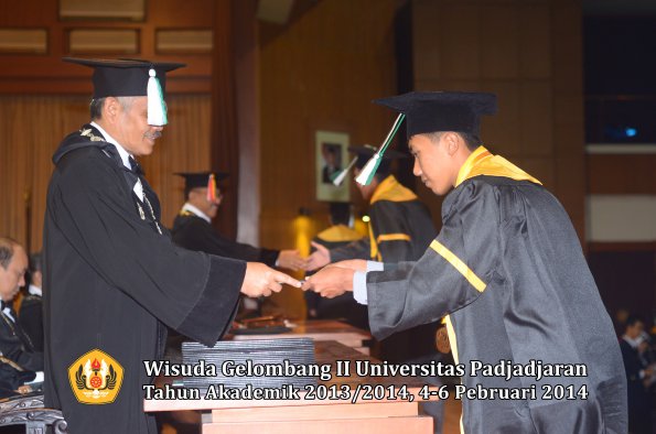 wisuda-unpad-gel-ii-ta-2013_2014-fakultas-pertanian-oleh-dekan-055