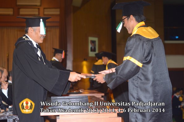 wisuda-unpad-gel-ii-ta-2013_2014-fakultas-pertanian-oleh-dekan-057