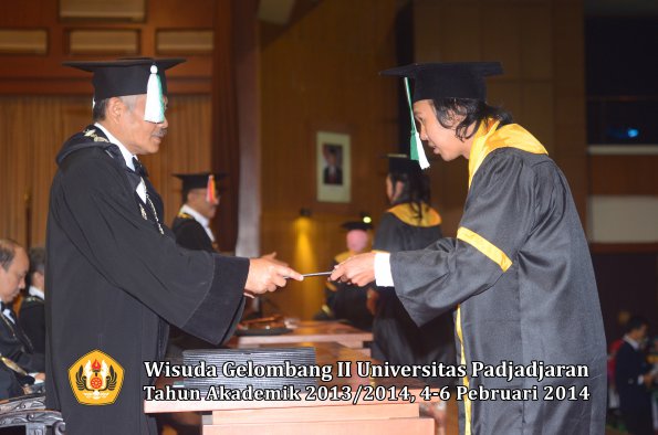 wisuda-unpad-gel-ii-ta-2013_2014-fakultas-pertanian-oleh-dekan-060