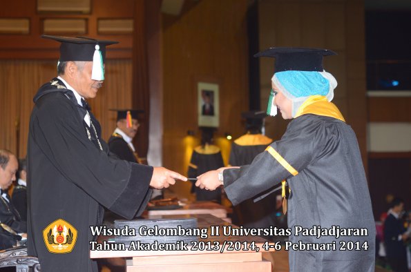 wisuda-unpad-gel-ii-ta-2013_2014-fakultas-pertanian-oleh-dekan-061