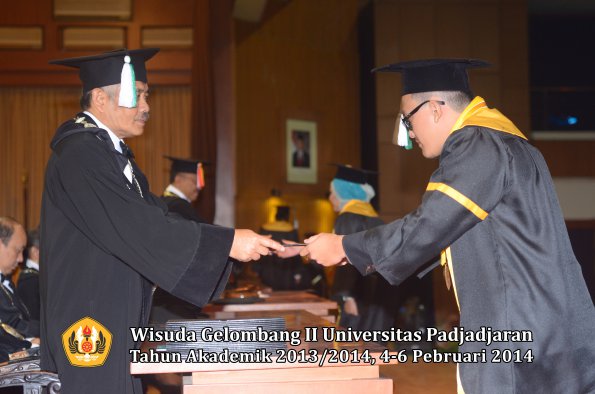 wisuda-unpad-gel-ii-ta-2013_2014-fakultas-pertanian-oleh-dekan-062