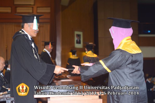 wisuda-unpad-gel-ii-ta-2013_2014-fakultas-pertanian-oleh-dekan-066