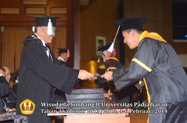 wisuda-unpad-gel-ii-ta-2013_2014-fakultas-pertanian-oleh-dekan-067