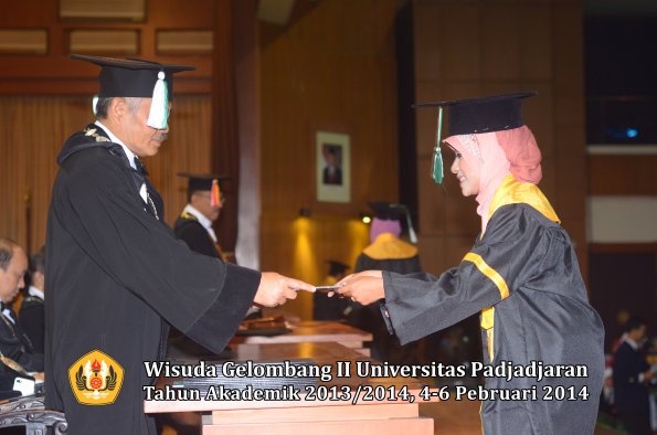 wisuda-unpad-gel-ii-ta-2013_2014-fakultas-pertanian-oleh-dekan-068