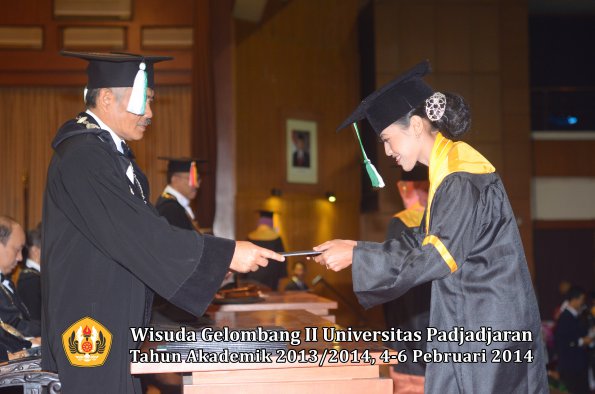 wisuda-unpad-gel-ii-ta-2013_2014-fakultas-pertanian-oleh-dekan-069