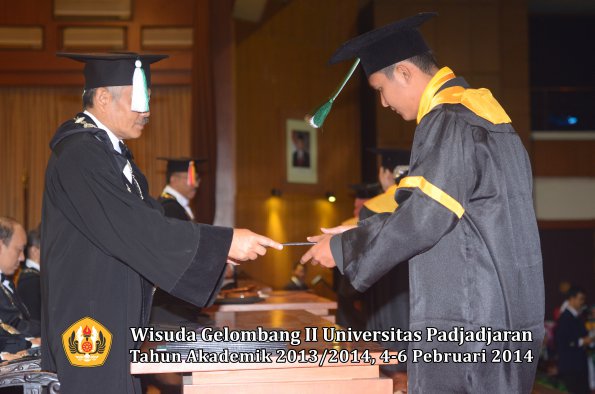 wisuda-unpad-gel-ii-ta-2013_2014-fakultas-pertanian-oleh-dekan-070