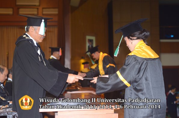 wisuda-unpad-gel-ii-ta-2013_2014-fakultas-pertanian-oleh-dekan-071