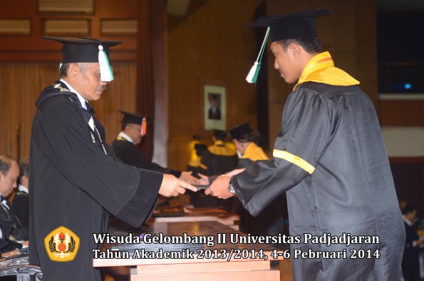 wisuda-unpad-gel-ii-ta-2013_2014-fakultas-pertanian-oleh-dekan-072