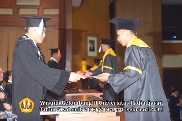 wisuda-unpad-gel-ii-ta-2013_2014-fakultas-pertanian-oleh-dekan-076