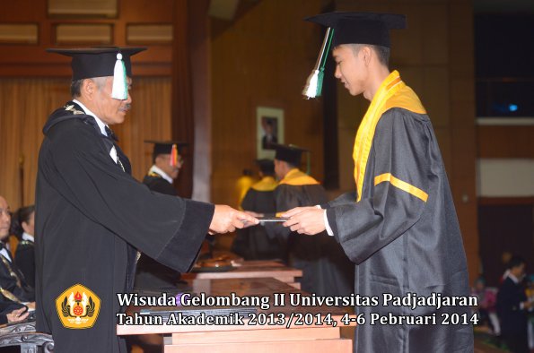 wisuda-unpad-gel-ii-ta-2013_2014-fakultas-pertanian-oleh-dekan-077