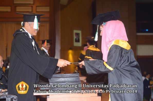 wisuda-unpad-gel-ii-ta-2013_2014-fakultas-pertanian-oleh-dekan-078