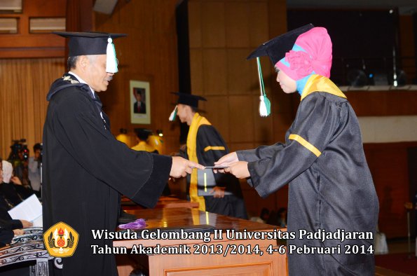 wisuda-unpad-gel-ii-ta-2013_2014-fakultas-pertanian-oleh-dekan-079