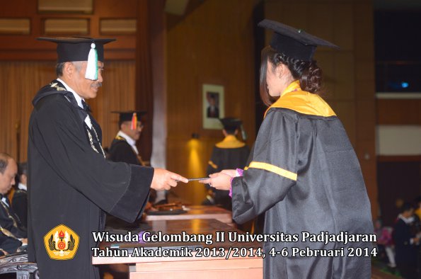 wisuda-unpad-gel-ii-ta-2013_2014-fakultas-pertanian-oleh-dekan-080