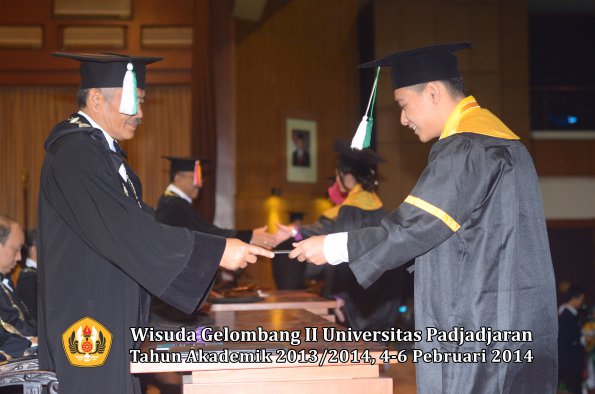 wisuda-unpad-gel-ii-ta-2013_2014-fakultas-pertanian-oleh-dekan-081