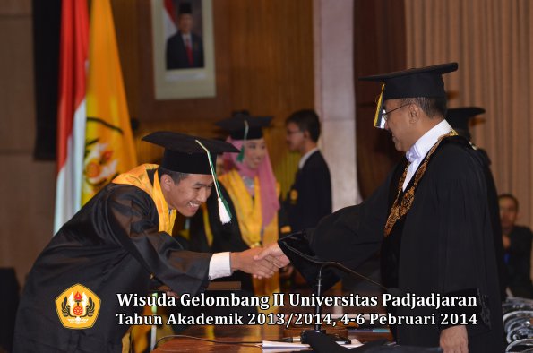 wisuda-unpad-gel-ii-ta-2013_2014-fakultas-pertanian-oleh-rektor-007