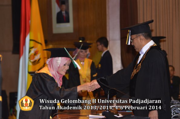 wisuda-unpad-gel-ii-ta-2013_2014-fakultas-pertanian-oleh-rektor-009