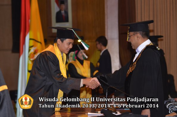 wisuda-unpad-gel-ii-ta-2013_2014-fakultas-pertanian-oleh-rektor-014