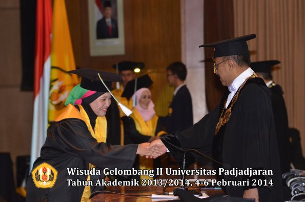 wisuda-unpad-gel-ii-ta-2013_2014-fakultas-pertanian-oleh-rektor-015