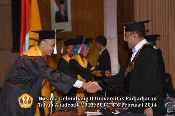 wisuda-unpad-gel-ii-ta-2013_2014-fakultas-pertanian-oleh-rektor-018