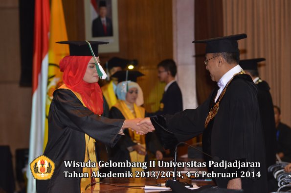 wisuda-unpad-gel-ii-ta-2013_2014-fakultas-pertanian-oleh-rektor-023