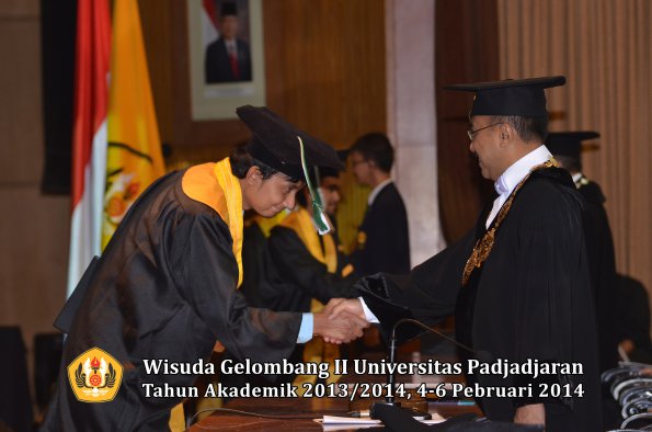 wisuda-unpad-gel-ii-ta-2013_2014-fakultas-pertanian-oleh-rektor-025