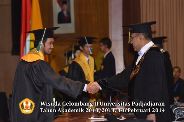 wisuda-unpad-gel-ii-ta-2013_2014-fakultas-pertanian-oleh-rektor-026