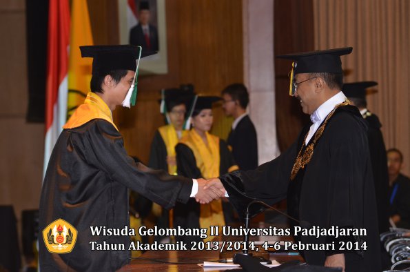 wisuda-unpad-gel-ii-ta-2013_2014-fakultas-pertanian-oleh-rektor-027