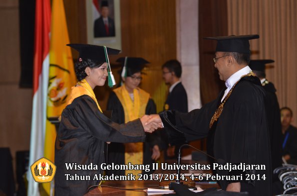 wisuda-unpad-gel-ii-ta-2013_2014-fakultas-pertanian-oleh-rektor-028