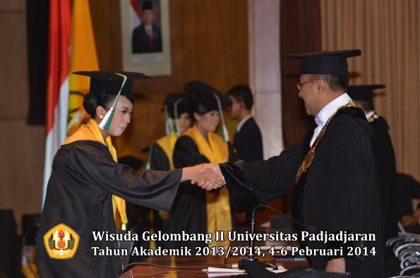 wisuda-unpad-gel-ii-ta-2013_2014-fakultas-pertanian-oleh-rektor-030