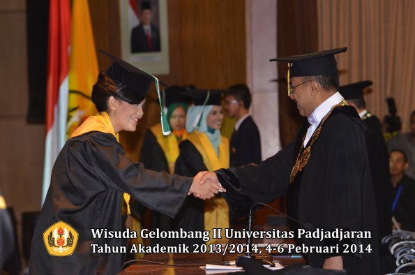 wisuda-unpad-gel-ii-ta-2013_2014-fakultas-pertanian-oleh-rektor-032