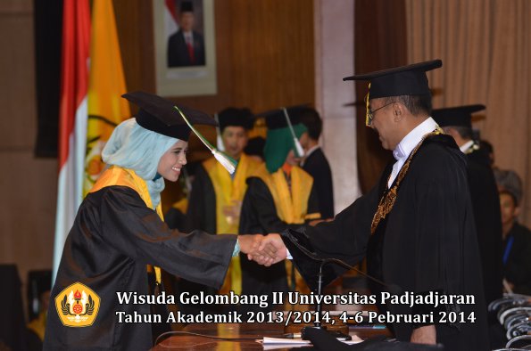 wisuda-unpad-gel-ii-ta-2013_2014-fakultas-pertanian-oleh-rektor-033