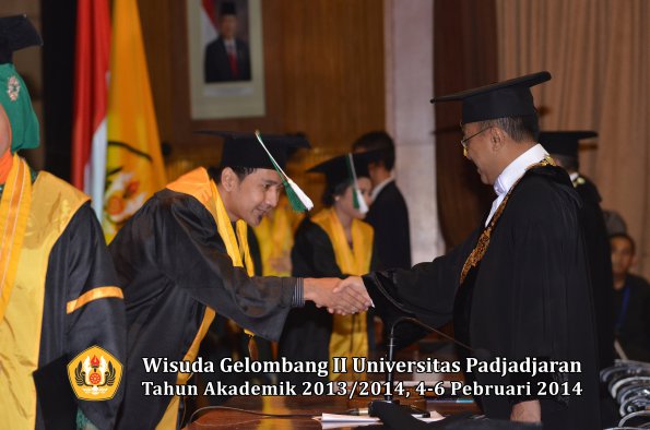 wisuda-unpad-gel-ii-ta-2013_2014-fakultas-pertanian-oleh-rektor-035