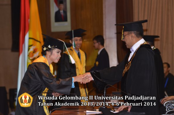 wisuda-unpad-gel-ii-ta-2013_2014-fakultas-pertanian-oleh-rektor-037