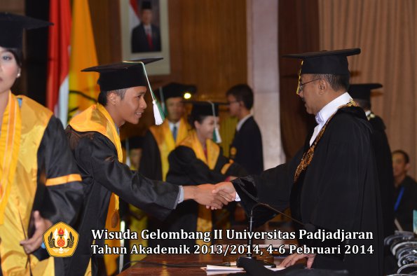 wisuda-unpad-gel-ii-ta-2013_2014-fakultas-pertanian-oleh-rektor-038