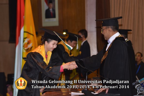 wisuda-unpad-gel-ii-ta-2013_2014-fakultas-pertanian-oleh-rektor-039