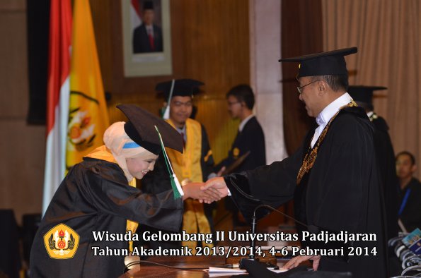 wisuda-unpad-gel-ii-ta-2013_2014-fakultas-pertanian-oleh-rektor-041