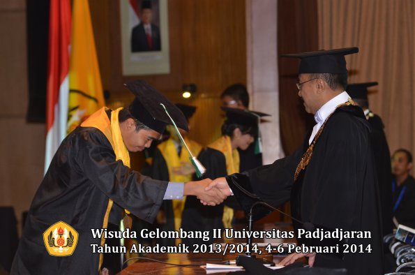 wisuda-unpad-gel-ii-ta-2013_2014-fakultas-pertanian-oleh-rektor-042