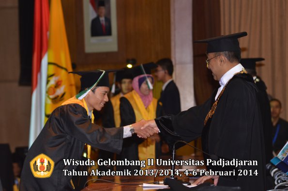 wisuda-unpad-gel-ii-ta-2013_2014-fakultas-pertanian-oleh-rektor-044