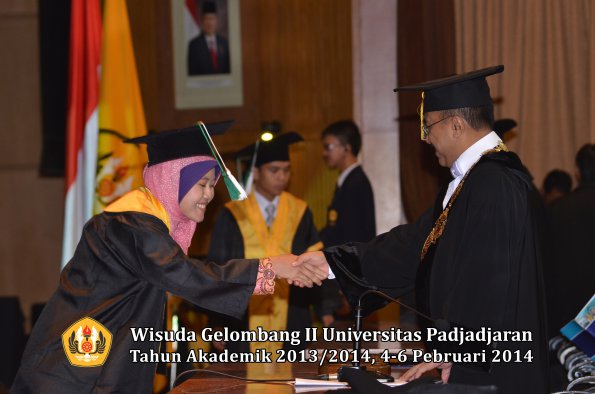 wisuda-unpad-gel-ii-ta-2013_2014-fakultas-pertanian-oleh-rektor-045