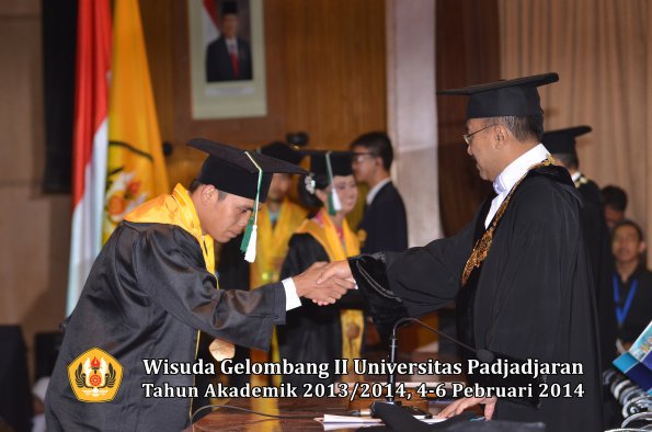 wisuda-unpad-gel-ii-ta-2013_2014-fakultas-pertanian-oleh-rektor-046