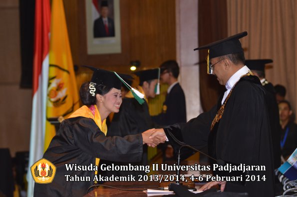 wisuda-unpad-gel-ii-ta-2013_2014-fakultas-pertanian-oleh-rektor-047