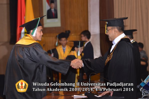 wisuda-unpad-gel-ii-ta-2013_2014-fakultas-pertanian-oleh-rektor-048