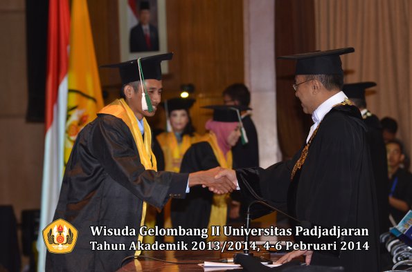 wisuda-unpad-gel-ii-ta-2013_2014-fakultas-pertanian-oleh-rektor-050