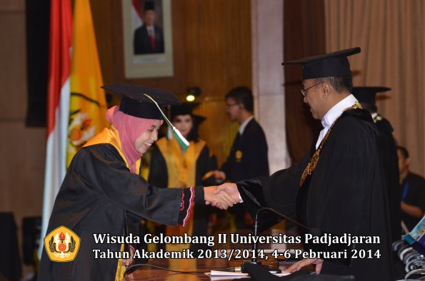 wisuda-unpad-gel-ii-ta-2013_2014-fakultas-pertanian-oleh-rektor-051