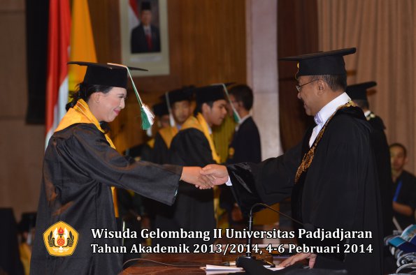 wisuda-unpad-gel-ii-ta-2013_2014-fakultas-pertanian-oleh-rektor-052